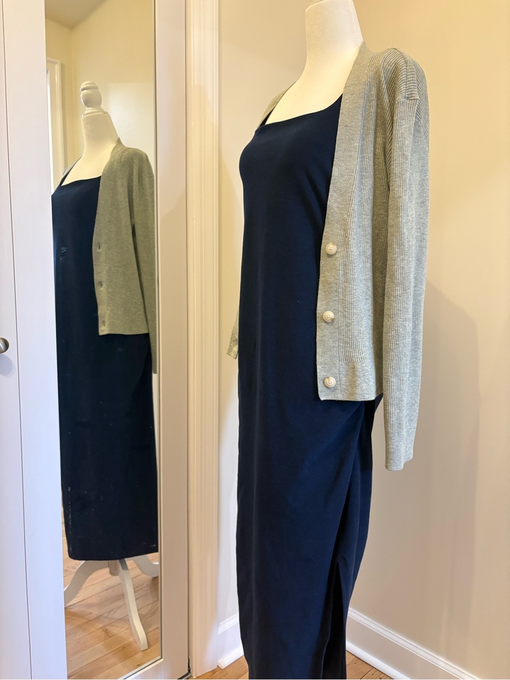 Uniqlo V-Neck Button Ribbed Cardigan - Picture 4 of 5